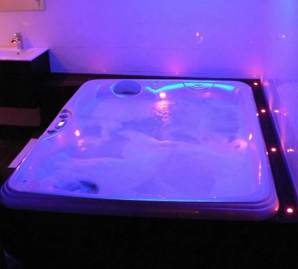 Love Room Proche Rennes Le Cocon Enchanteur Plelan-le-Grand 0*,  France